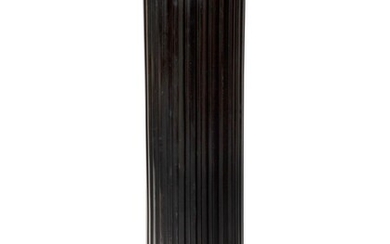 A black painted fluted column, modern | Colonne cannelée en résine, moderne