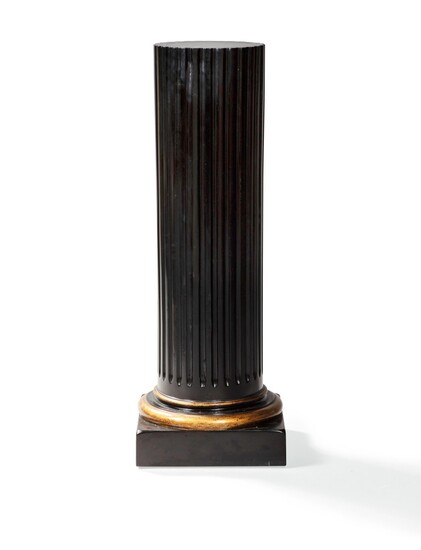 A black painted fluted column, modern | Colonne cannelée en résine, moderne