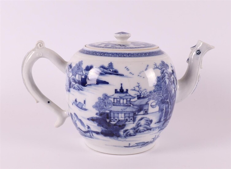 (-), A blue/white porcelain teapot, China, Qianlong, 2nd...