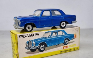 A boxed Dinky Toys No.160 Mercedes-Benz 250SE (slight mark t...