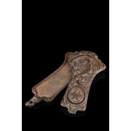 A carved wooden tobacco grater. Late 18th century (cm 21,5x9 ca.) (minor defects)