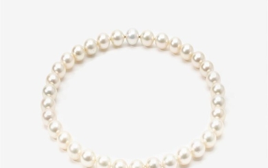A cultured pearl necklace 20th century Graduated round...