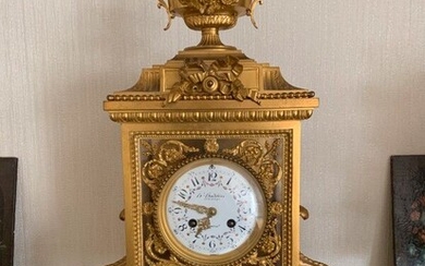 A marble and gilt bronze clock, the dial signed HOUDEBINE, Louis XVI style work. H : 50 cm ; W : 35 cm ; D : 15 cm (Damage to the enamel of the dial)