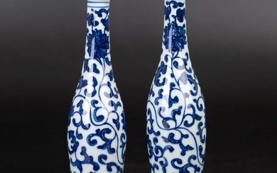 A pair of blue and white vases with special stamps. 19th century