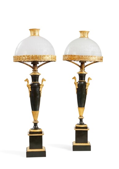 A pair of lacquered tôle and gilt-bronze Sinumbre lamps, circa 1830 | Paire de lampes Sinombre en tôle patinée et bronze doré, vers 1830