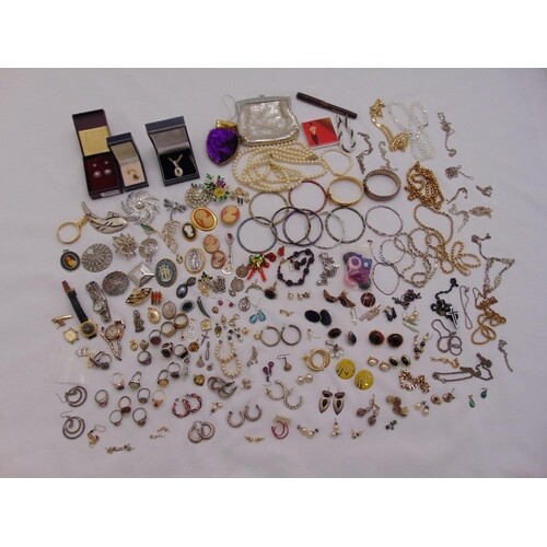 A quantity of silver and costume jewellery to include bangle...