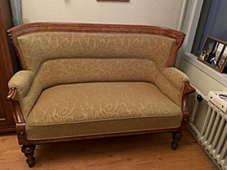NOT SOLD. A walnut sofa. Denmark, ca. 1880. L. 135 cm. – Bruun Rasmussen Auctioneers of Fine Art