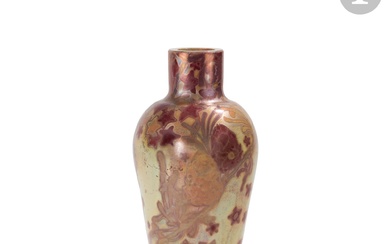 AMÉDÉE DE CARENZA (1843-1914) Pommes de pin et lierre Vase balustre à col cheminée. Épreuve...