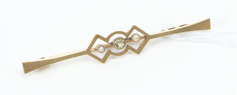 AN ANTIQUE PERIDOT AND SEED PEARL BROOCH IN 15CT GOLD, LENGTH, 54MM, 2.8GMS
