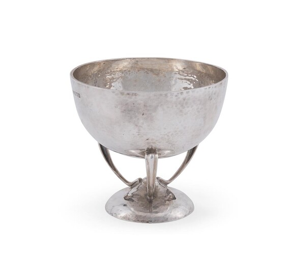 AN ARTS AND CRAFTS HAMMERED SILVER PEDESTAL BOWL, MAPPIN & WEBB