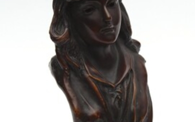 AN EDWARDIAN STYLE PATINATED BRONZE BUST OF A WOMAN, RAISED ON AN ALABASTER SOCLE, SIGNED INDISTINCTLY, 31 CM HIGH