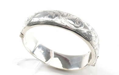 AN ENGRAVED BANGLE IN ENGLISH STERLING SILVER, INNER DIAMETER 55MM