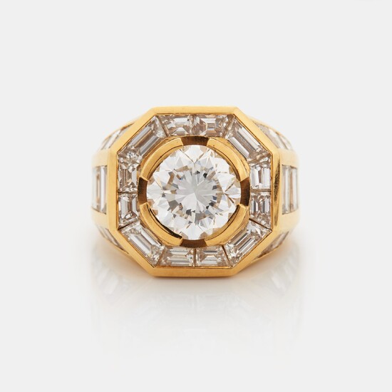 An 18K gold ring set with a round brilliant-cut diamond 3.01 cts