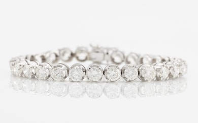 An 18K white gold bracelet set with round brilliant-cut diamonds with a total weight of ca 11.00 cts