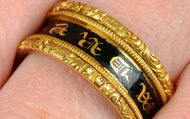An early Victorian 22ct gold black enamel and gilt 'In Memory Of' band ring, with foliate embossed sides.