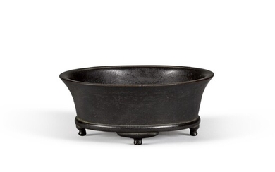 An oval-shaped bronze censer raised on four tub feet Qing Dynasty, 17th/18th century | 清十七/十八世紀 銅四足爐