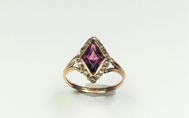 Antique ring in 18K (750/oo) yellow gold, the diamond-shaped plateau...