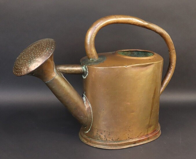 Copper watering can with fixed head. 19th century. Small crushes on the handle.