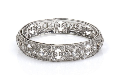 Art Decò platinum and diamonds bracelet of round shape open...