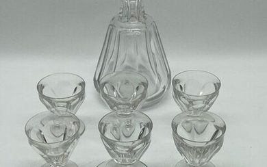 BACCARAT. Service à porto en cristal, modèle Talleyrand comprenant une carafe et sept verres
