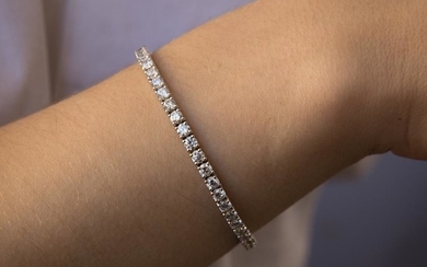 BRACELET LIGNE DIAMANTS A diamond and gold tennis bracelet.