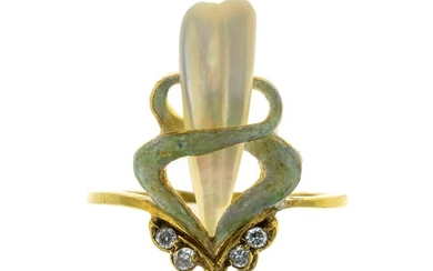 Bague Art Nouveau en or rehaussée d’émail et enrichie de diamants et d’une perle -...