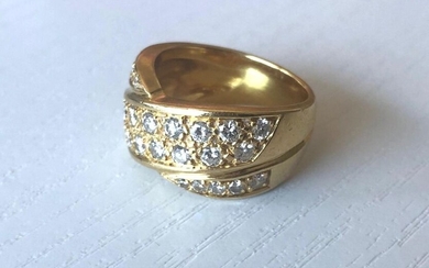 Bague en or jaune stylisant un entrelac pavé de diamants ronds, taille brillant pour environ 1 carat