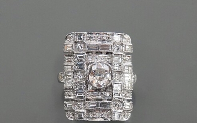 Bague galbée en or gris , 750 MM, centrée d'un diamant pesant 1,01 carats dans...