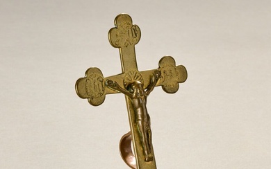 Baiser de Paix en bronze patiné. Figure le Christ sur la croix. La partie basse...