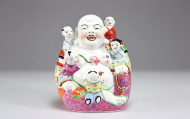 Bouddha et enfants en porcelaine famille rose Poids: 880 g Région: Chine Dimensions: H 170...