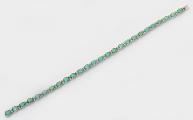 Bracelet classique en émeraude, or blanc, taille 18 ct ; linéaire serti d'émeraudes vert vif...