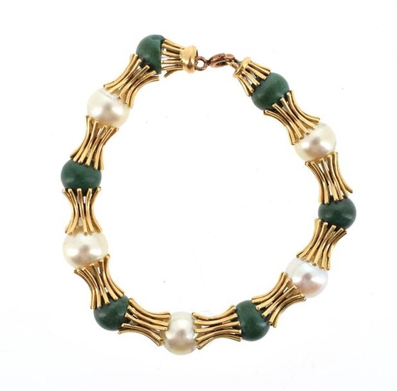 Bracelet in 18 K (750 °/°°°) yellow gold decorated with alternating cultured pearls and green pearls (one rough).