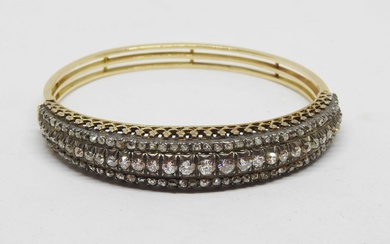 Bracelet ouvrant en or 18 K, partie supérieure agrémentée de diamants taille ancienne sur trois...