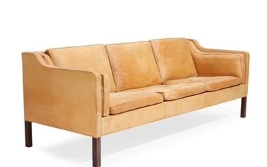 Børge Mogensen: A three-seater sofa with mahogany legs, upholstered with natural leather. Manufactured by Fredericia Stolefabrik. L. 221 cm.