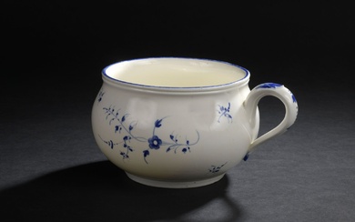 CHANTILLY, XVIIIe siècle Pot de chambre rond en porcelaine tendre à décor en camaïeu bleu...