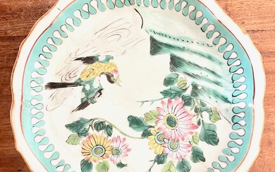 CHINE - Fin du XIXe siècle Assiette montée à bord chantourné en céramique émaillée et...