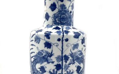 CHINE Vase rouleau en porcelaine à décor... - Lot 244 - Pescheteau-Badin