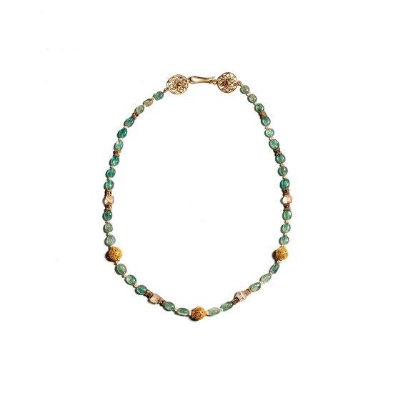 COLLIER Ce collier recomposé est formé de perles d'émeraudes, cristal de roches ainsi que d'élements...