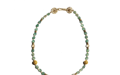 COLLIER-Ce collier recomposé est formé de perles d'émeraudes,...