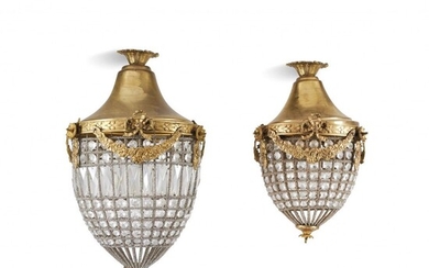 COUPLE DE LANTERNS 19e siècle Bronze doré et cristal, en forme de larme, avec des...