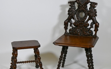 Chaise en bois naturel sculpté ajouré, type "escabelle", le dossier droit avec blason et couronne...