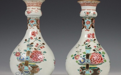 China, paar famille rose knobbelvazen, Qianlong, vroeg 18e eeuw