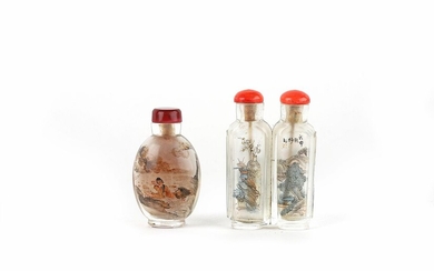 Chine, 19e siècle Ensemble comprenant deux tabatières en verre peint à l’intérieur, l’une de forme...