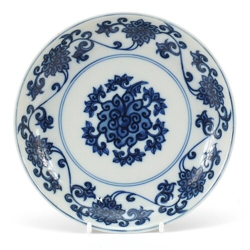 Chinese blue and white porcelain dish hand painted with flow...