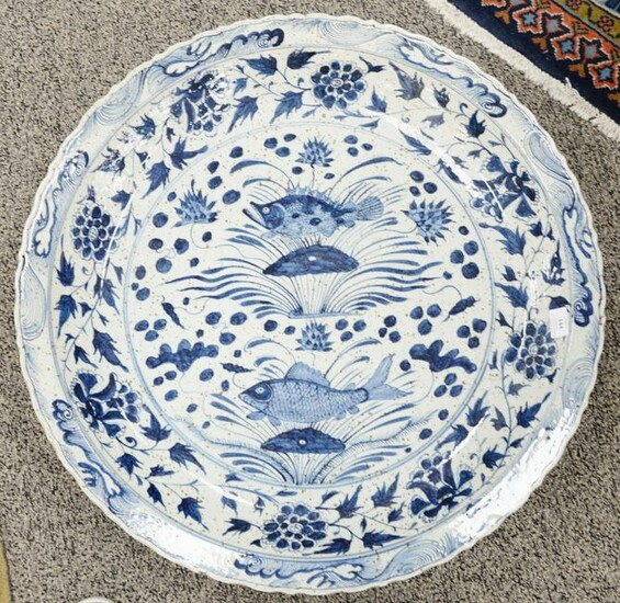 Chinese porcelain blue and white deep charger, dia. 29