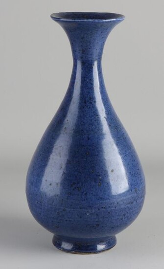 Chinese porcelain vase with blue glaze. Dimensions: H 29 cm. In good condition.
