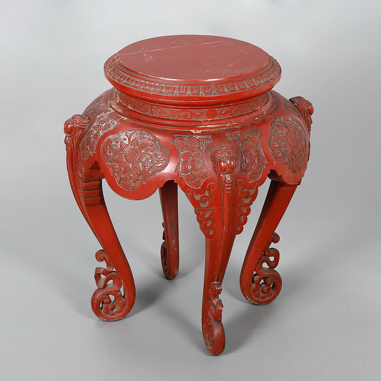 Chinese-style stand in carved and lacquered wood, early 20th Century.