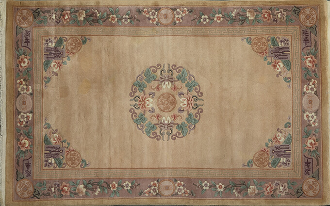 Chinese wool carpet with flower decoration, medallions and inscriptions on beige field. Measures: 240x150 cm. Exit: 150uros. (24.958 Ptas.)