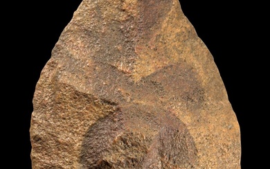 Coin de poing. Paléolithique, Afrique du Nord, env. 1.000.000 - 200.000 av. J.-C. L 14,5cm....