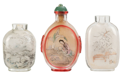 Collection de 4 flacons à priser au décor peint sous verre, Chine, XXe s.: 1 orné d'une scène de genre, 1 décoré de paysage, oiseaux e